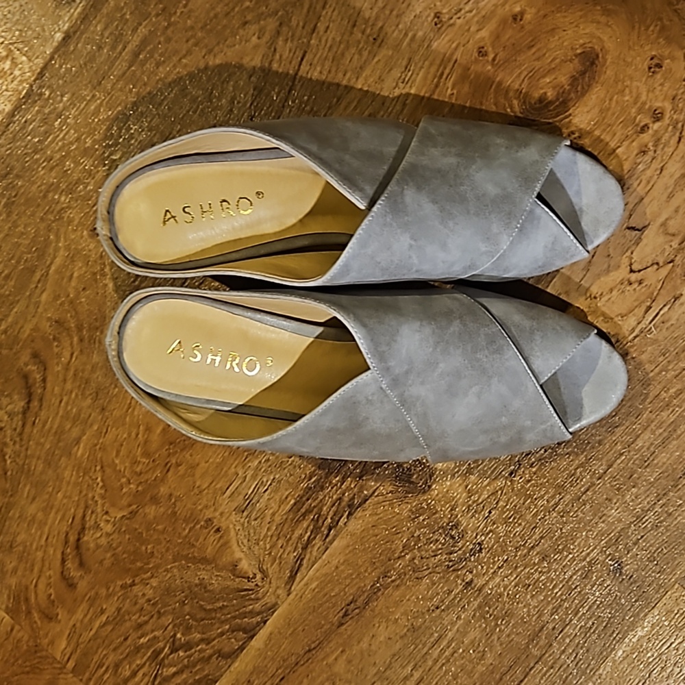 NWOT Ashro mule gold heel size 9 1/2 M